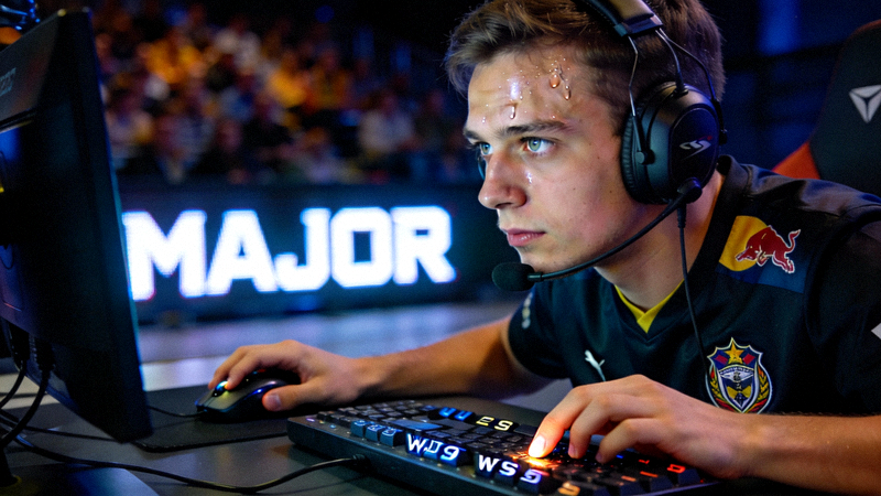 CS:GO职业选手在Major赛事中专注比赛的特写镜头